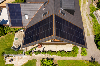 Dach mit montierter Solaranlage